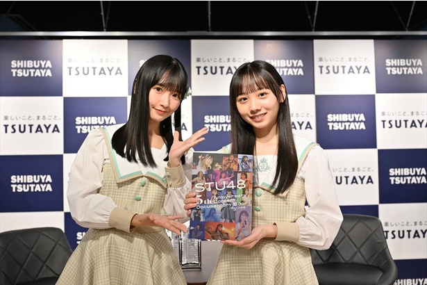 5周年本の発売記念イベントに出席したSTU48の高雄さやか(左)＆立仙百佳(右)