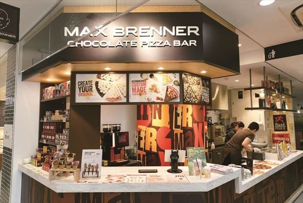 「MAX BRENNER CHOCOLATE PIZZA BAR」は、フロアの共用スペースでイートインも可能