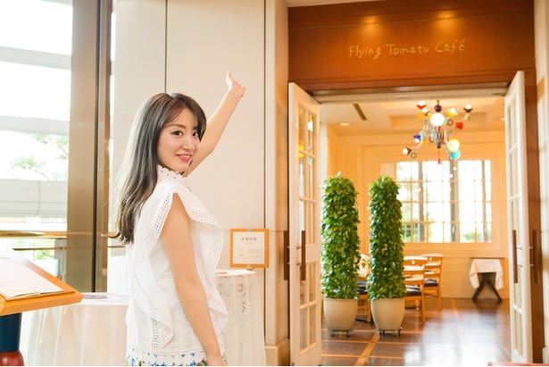ホテル2階のフライング トマト カフェは、オープンキッチンを構えるカジュアルなお店。「内装もかわいい！海外の家みたい」と前田さん