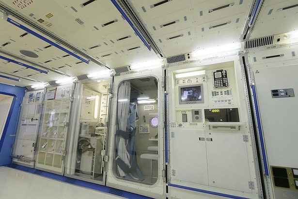 国際宇宙ステーションの住居棟を再現した展示スペース