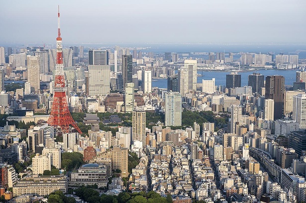 足元まで見える東京タワー。「スカイデッキ」からは東京の景色をガラスなしで独占できる
