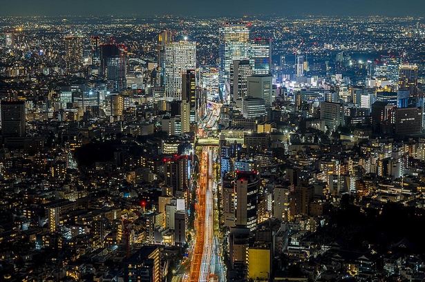 渋谷方面に伸びる高速道路の光の列
