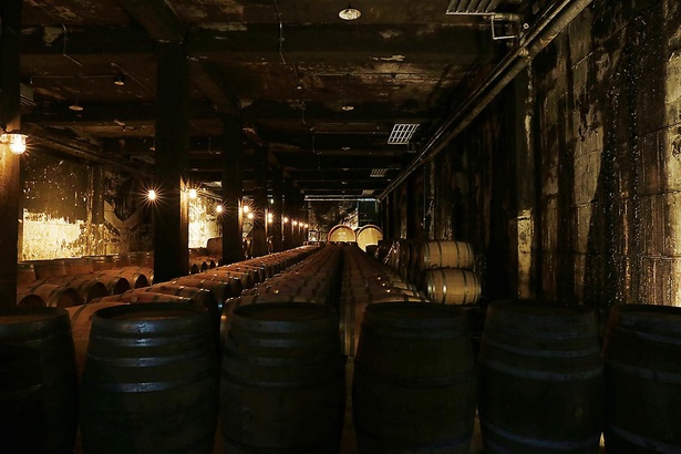 ワインが入った樽がびっしりと並んだ樽熟庫