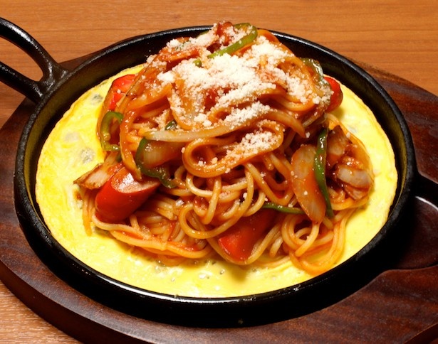 熱々の鉄板が嬉しい純喫茶の王道メニュー「鉄板ナポリタン」(850円)