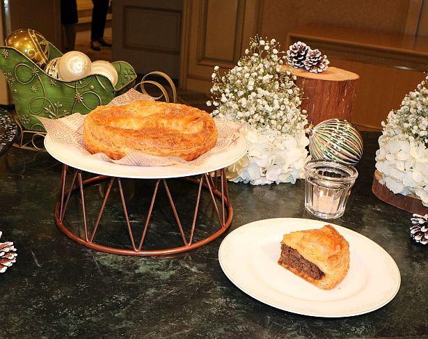 料理長 十代氏による特製ボロネーゼソースを使用したボリューム満点の「クリスマスミートパイ」