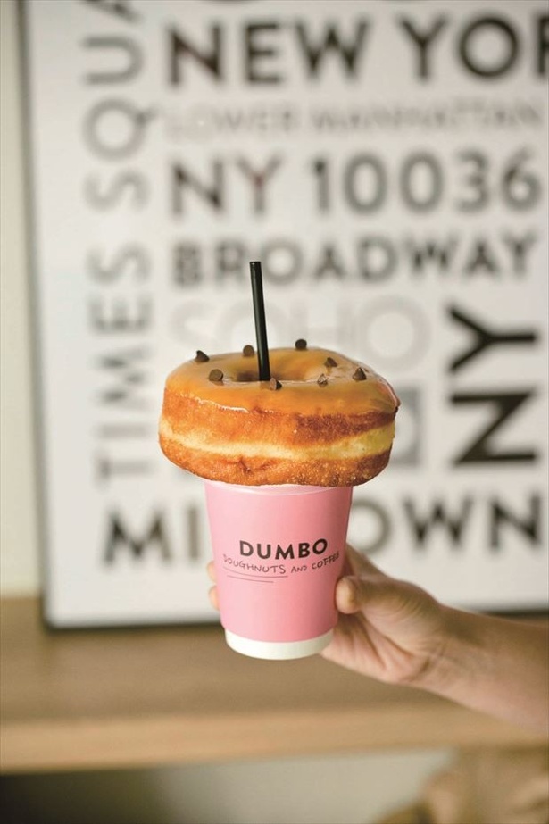 【写真を見る】「DUMBO Doughnuts and Coffee」のビジュアル系ドーナツ！