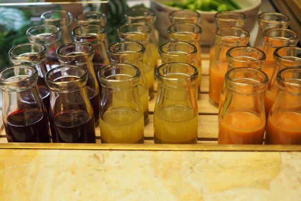 ビーツ グレープフルーツのジュース(左)、りんご、法蓮草 セロリのジュース(中央)、トマトの冷製スープ(右)