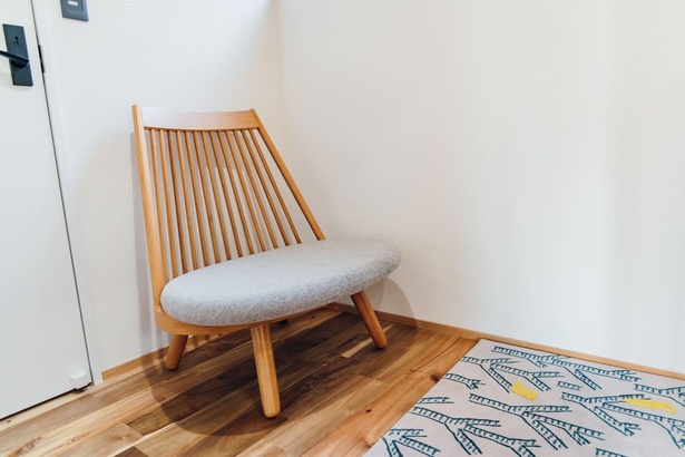 風呂とトイレの前にあるフリースペースでは天童木工のスポークチェアやオリエンタルカーペットの絨毯が設置してありお風呂を待つ間など自由に利用できる。あぐらもかけるデザインのため、あぐら椅子とも呼ばれている