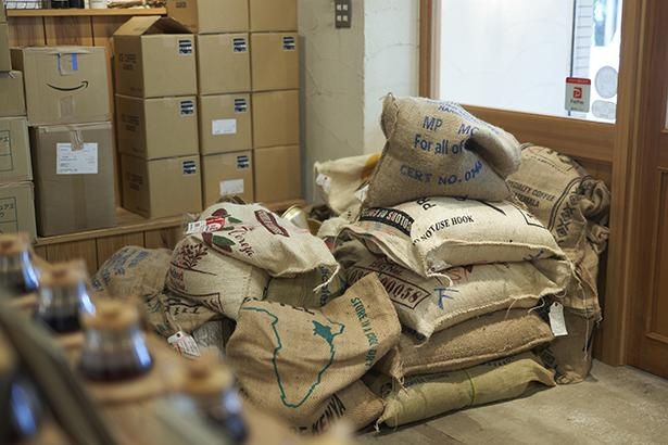 店内には世界各国から届く生豆の麻袋が積まれている