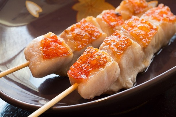 【写真を見る】脂ののったキンメダイを手軽に味わえる串揚げ(200円)もある