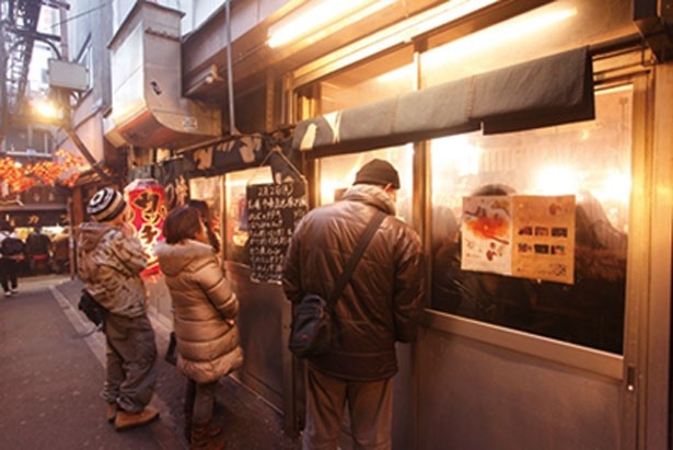 満席時は、赤ちょうちんの横から店舗に沿って並ぶこと