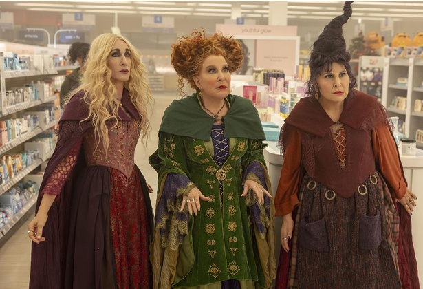 「ホーカスポーカス 2」に出演するサラ・ジェシカ・パーカー、ベット・ミドラー、キャシー・ナジミー(写真左から) / (C)2022 Disney