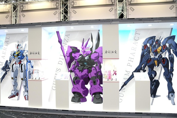 MSの立ち絵とともに、ガンプラも展示されている