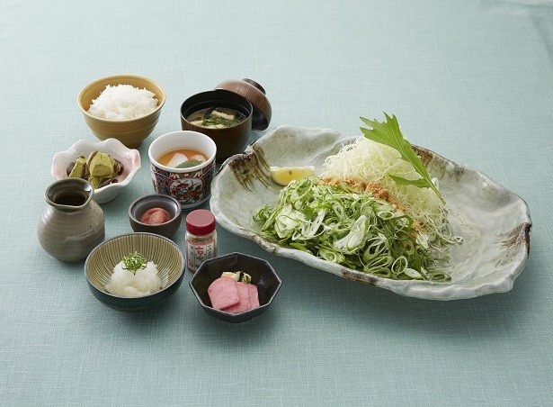 【写真を見る】「こぼれ九条ねぎのおろし極上ロースかつ膳」(税別1850円)