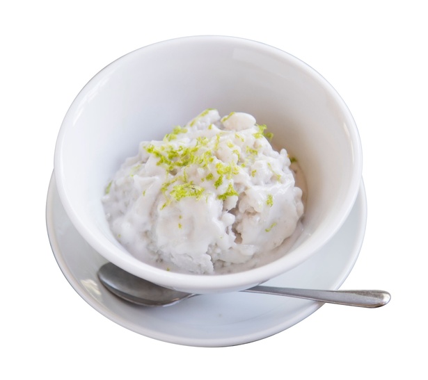 辛い料理のあとに食べたいイロドリの「タイ産もち米とココナッツのアイスクリーム」(300円)