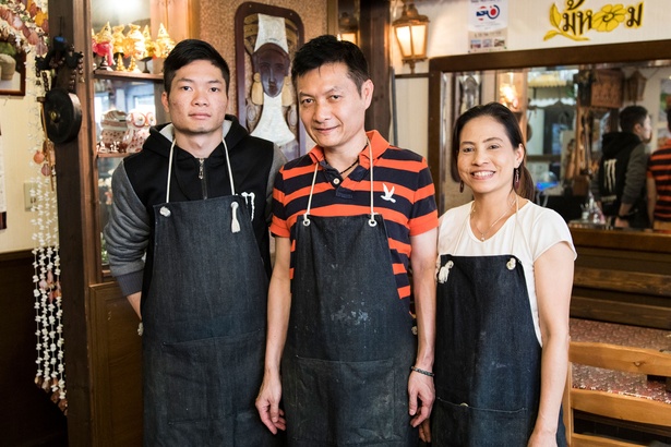 マイさん(中央)を中心にファミ リーで営む。本場仕込みの料理とマイさんファミリーのホスピタリティについつい長居したくなる店だ