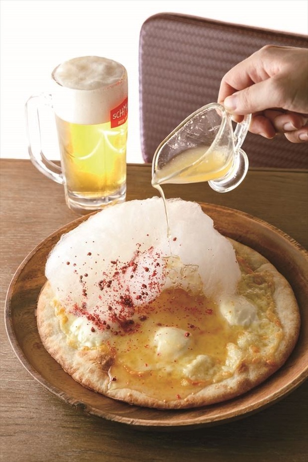 【写真を見る】「SCHMATZ BEER DINING」の「コットンキャンディピザ」(1380円)！