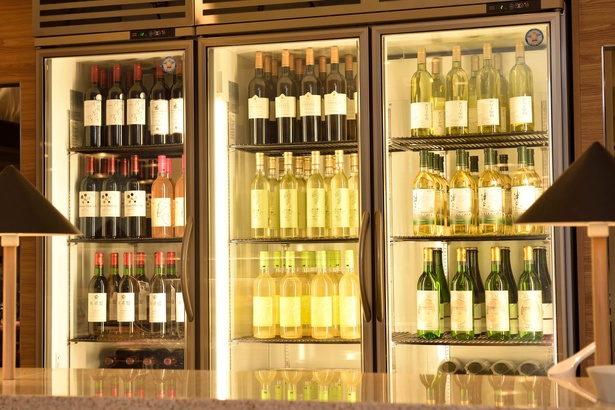 日本各地から選りすぐりのジャパニーズワインが並ぶ。カウンターでは一部ワインが試飲可能。好みに合うワインを見つけることができる。