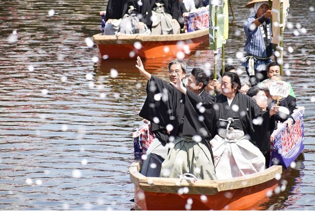「六月博多座大歌舞伎」に先駆け、出演者の“ご当地到着”を船に乗ってお披露目する「船乗り込み」が行われた