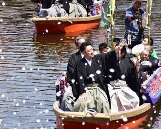 博多座・夏の風物詩“船乗り込み”に3万人のファン集まる