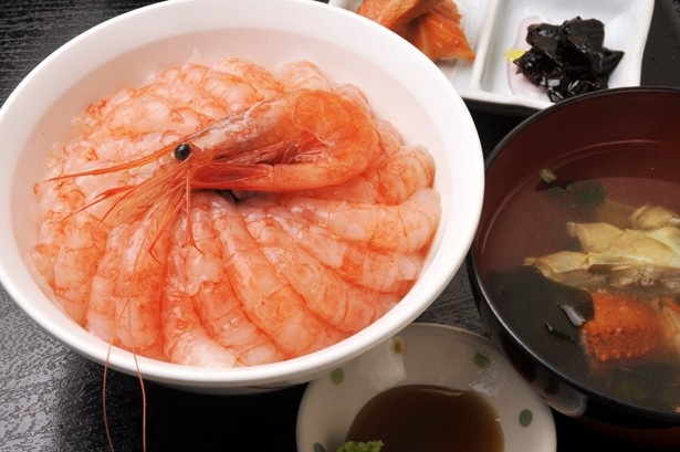 日本一の水揚げ量を誇る北海道・羽幌の甘エビ。丼にギッシリと甘エビが並んで……