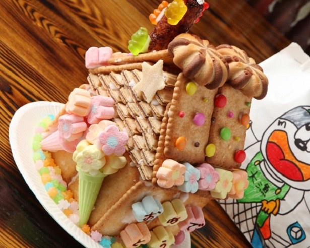 【写真を見る】メニューは駄菓子を使った料理から居酒屋料理まで幅広く揃う