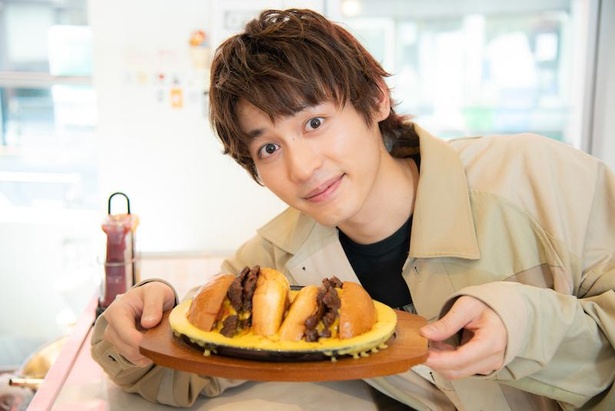 俳優・小林亮太が「ANDRA(アンドラ)」の「チーズインチーズバーガー」(1800円)を食レポ！