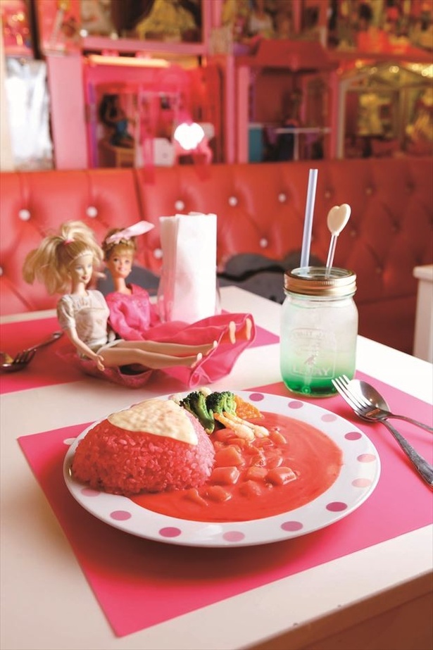 【写真を見る】「Pink Holiday」はドールハウスをモチーフにしたカフェ
