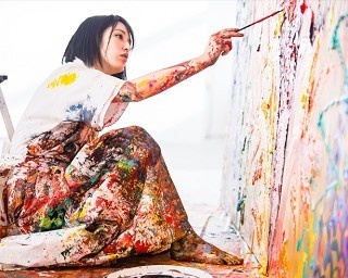 “生”と“死”の表現を追求する美しすぎる画家・小松美羽個展が東京で開催