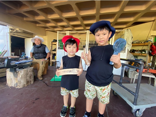 家族でキャンプに来ていた髙島至朗(しろう)くん(7歳・右)と千慈(せんじ)くん(4歳)も、バターナイフ作りに挑戦！