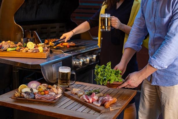 「週末フリータイム紅葉BBQプラン」は、新鮮な海鮮類をはじめ、牛、豚、鶏、ソーセージなど、食べ応え抜群な食材がたっぷり