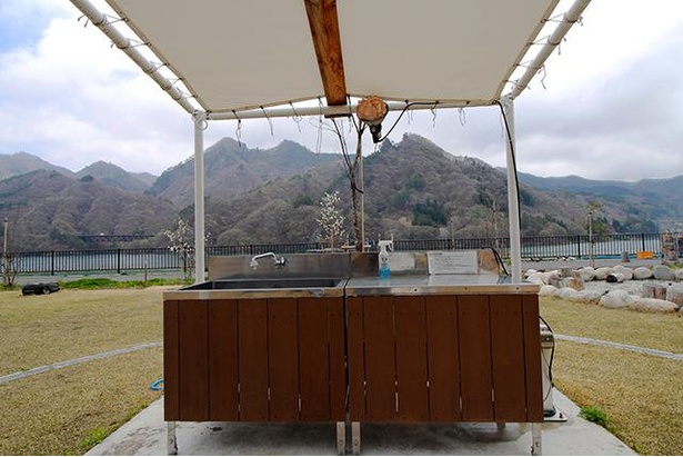 キャンプサイト内に設けられた炊事場は、屋根付きで雨天時でも快適