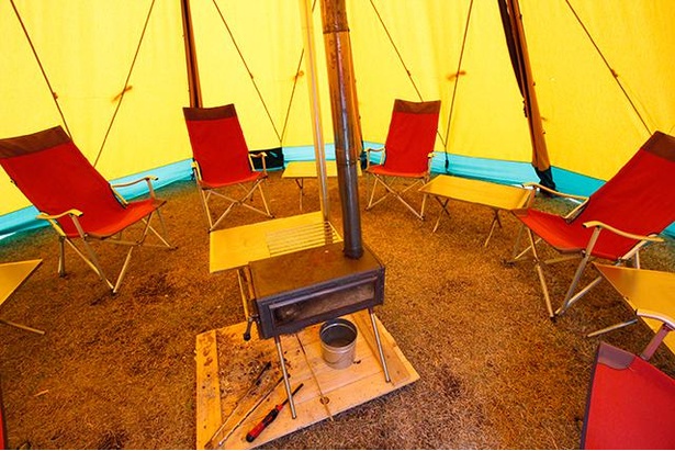 リビング仕様のテント内には、薪ストーブがインストールされ、冬でも寒さを感じることなくリラックスできる