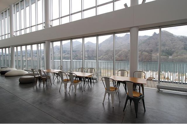 「あそびの基地NOA」の2階は、誰でも利用できる開放的な無料休憩所。大きな窓からは湖や山々を一望でき、思わず長居したくなる空間だ