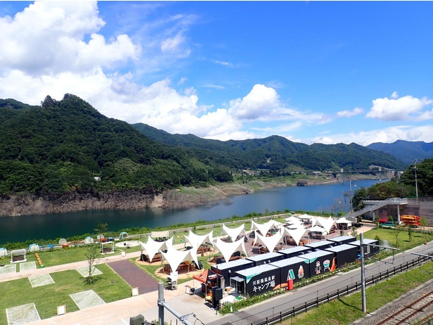 駅前に位置するため電車で来場でき、手ぶらでキャンプが楽しめる「川原湯温泉駅キャンプ場」
