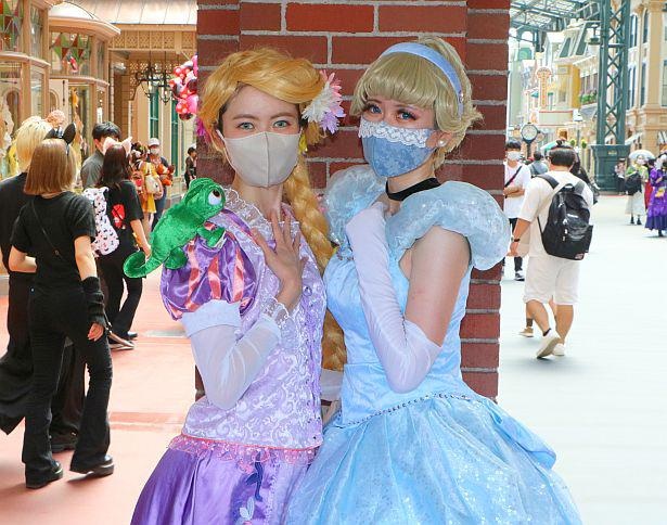 人気の仮装、ディズニー・プリンセスに扮した女性たち