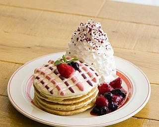 「Eggs'n Things」横浜＆大阪にアニバーサリーケーキ登場！