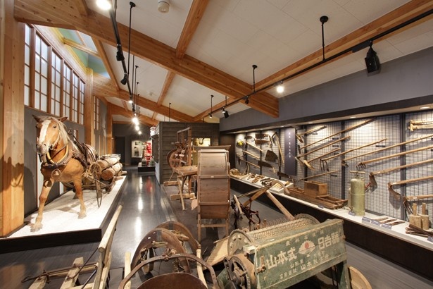 観光交流センター内にある歴史文化保存展示ホールには、小平町の歴史を学べる展示室があり、当時の生活用品などを展示。