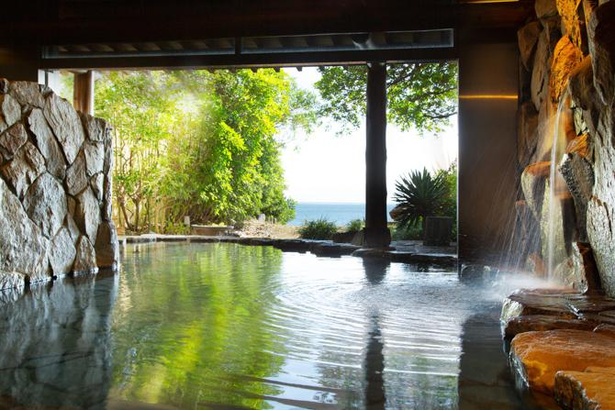 【写真】天然温泉は、潮風を感じる露天風呂と、海と淡路島を見渡せる最上階の展望風呂がある