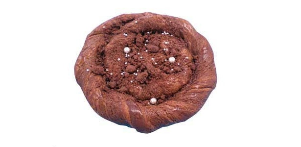 ｢ブラックホールチョコ｣には、銀河を思わせる砂糖菓子が(126円)