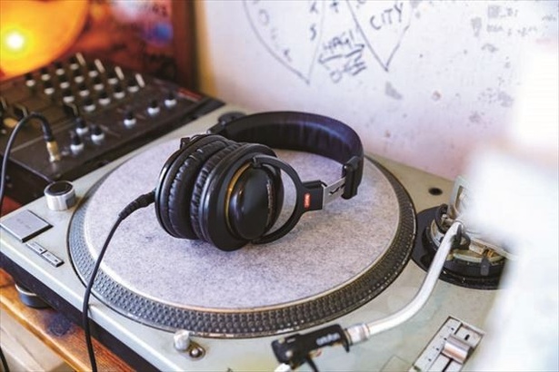 【写真を見る】60年代～現行の中古レコードはすべて試聴できる