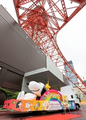 出発式は東京タワーの真下で行われ、カラフルなフロートがお目見え