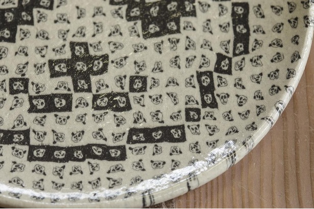 【写真】練り込み技法で作ったパンダ柄の皿。1枚に540匹ものパンダが描かれている