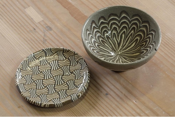 水野智路さんが制作した伝統的な鶉手(うずらで)模様(右)、網代(あじろ)模様(左)の器