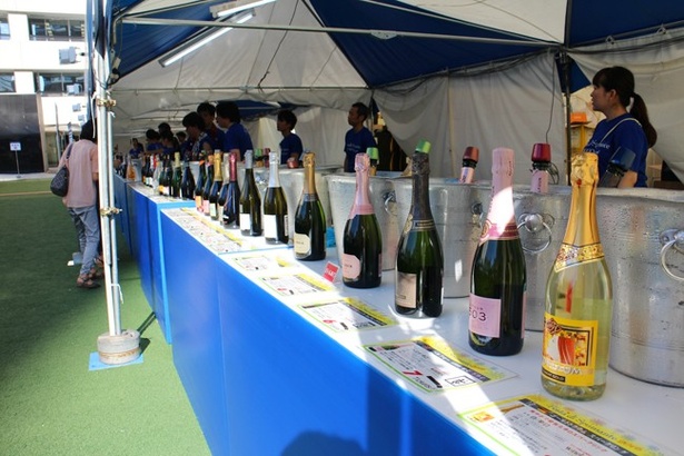【写真を見る】世界各国のスパークリングワインが53種並ぶ