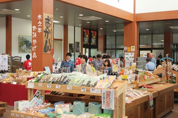 木ノ本駅構内1階にある｢ふれあいステーションおかん｣では、地元の採れたて野菜やお米など名産を購入できる/SL北びわこ号