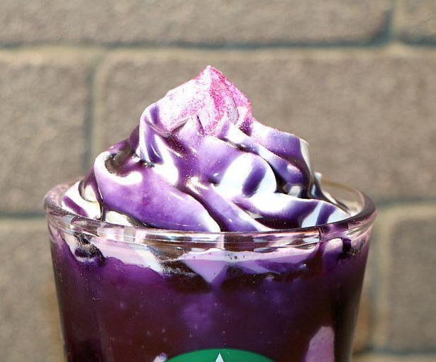 【写真】紫色のビジュアルが魅力的！トッピングのパウダーからも「紫いも」の香りが…！
