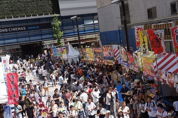 会場の歌舞伎町シネシティ広場は、新宿駅からのアクセスもGOOD！