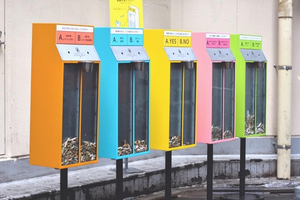 渋谷センター街に設置された「ポイ捨て投票所」。究極の2択に、吸い殻で投票する
