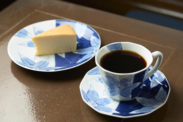 ホットコーヒーM530円。写真はエチオピア・イタリアンロースト。濃厚なチーズケーキ440円は、爽やかな酸味が効いて後味さっぱり